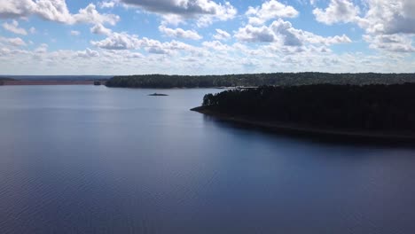 Lago-Azul-Al-Mediodía-A-Fines-Del-Verano