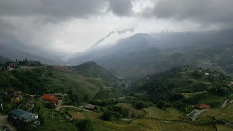 Majestätische-Luftaufnahme-Von-Grünen-Bergen-In-Großer-Höhe,-Die-Die-Wolken-In-Asien-Berühren