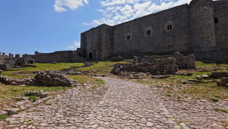 Panoramic-view-of-the-Chlemoutsi-Castle-Museum-in-Kastro,-Greece