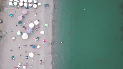 Vista-Aérea-De-Drones-De-La-Tranquila-Costa-Griega-Con-Aguas-Turquesas-Y-Bañistas