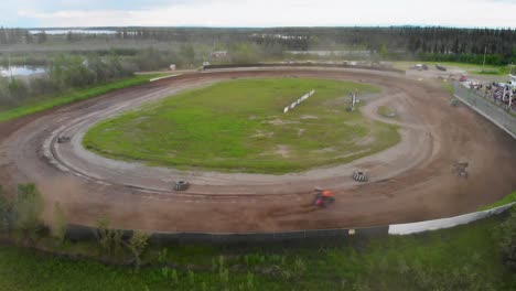 video de drones de 4k de carreras de autos sprint en mitchell raceway en fairbanks, ak durante la soleada tarde de verano-14