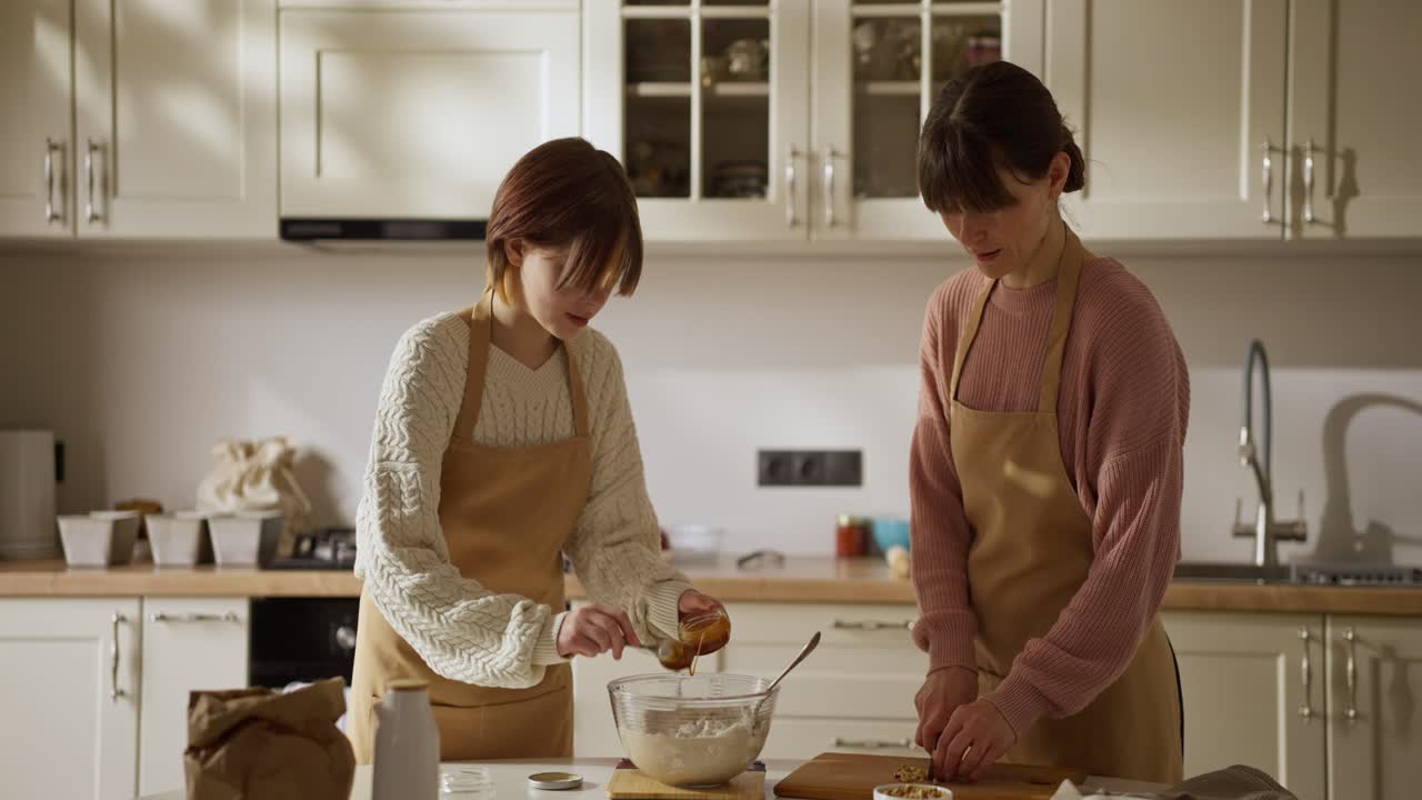 madre e hija horneando juntos en la cocina