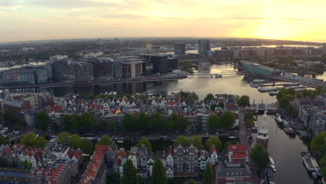 Drohne-Geschossen-über-Oosterdok-Amsterdam-Bei-Sonnenaufgang