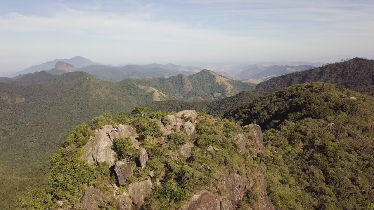 antena de caminante sobre roca bonet en petrópolis, río de janeiro, brasil