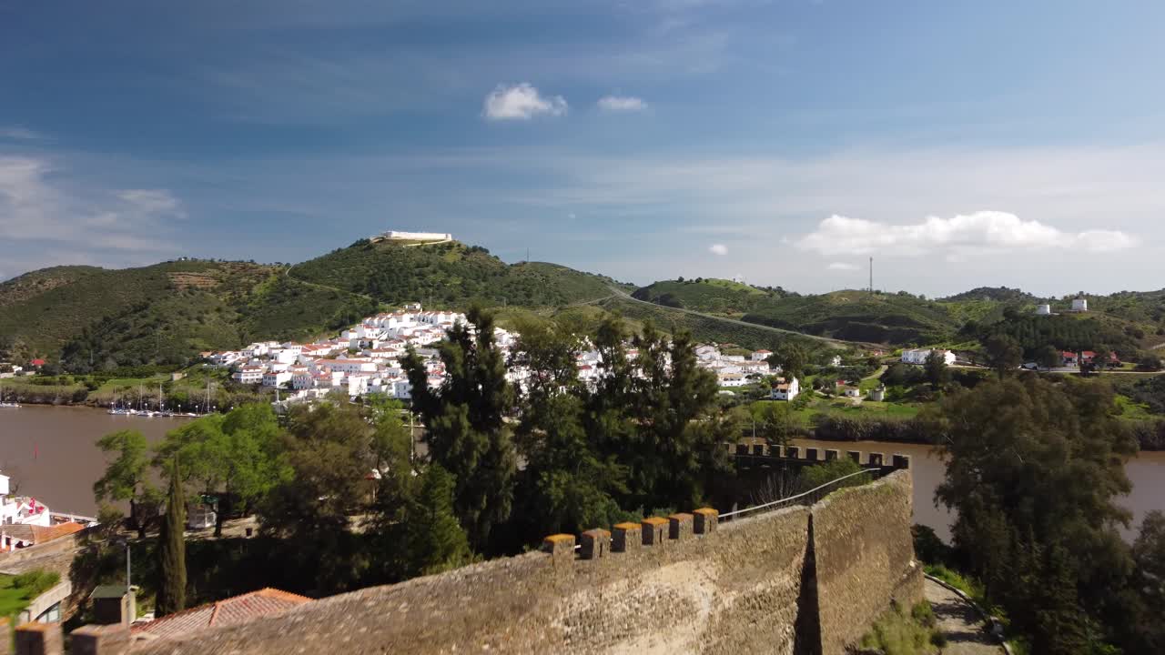 vista aérea en cámara lenta de alcoutim
