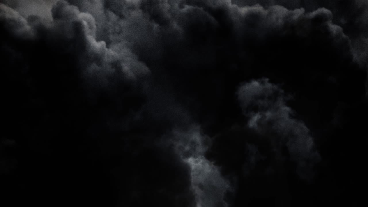 움직이는 먹구름과 함께 하늘에서 뇌우가 터졌다