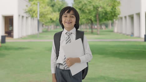 Niño-De-Escuela-Indio-De-Pie-Con-Libros