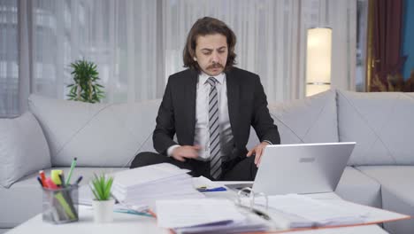 los resultados negativos frustran al hombre de negocios.
