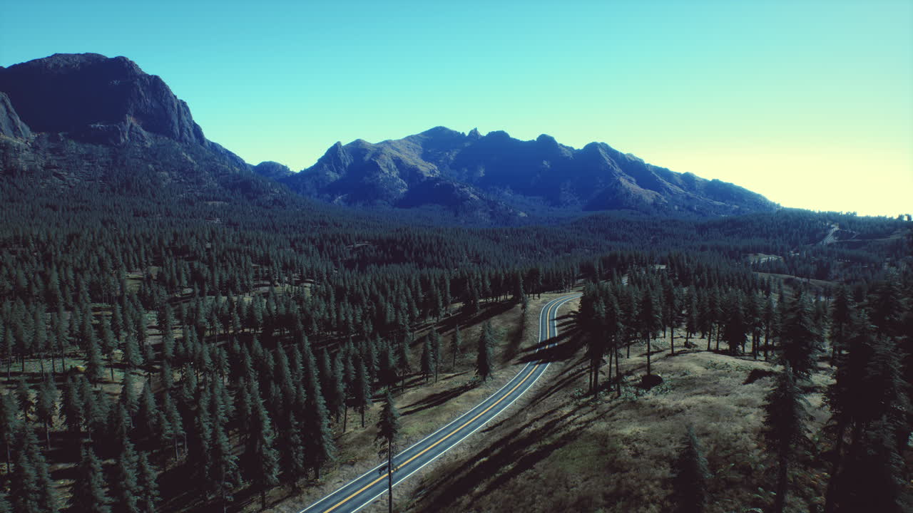 la montaña cascada y las montañas rocosas canadienses circundantes en verano