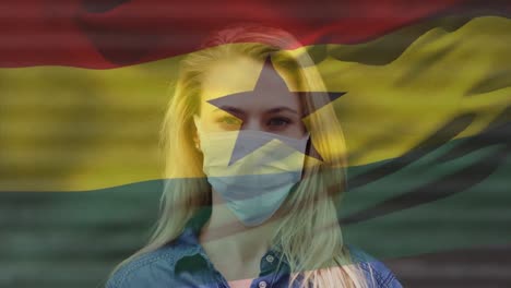 Animation-Der-Flagge-Ghanas,-Die-Während-Der-Covid-19-Pandemie-über-Einer-Frau-Mit-Gesichtsmaske-Weht