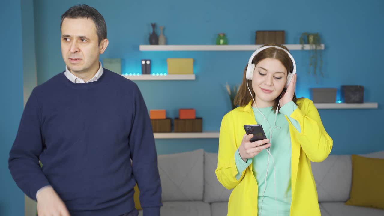 ⁇ 드폰을 과도하게 사용하는 딸에게 경고한 아버지.