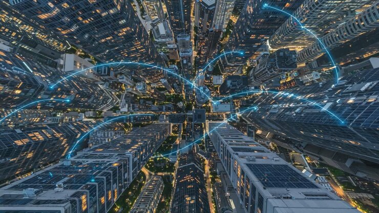 Vista aerea di paesaggio urbano con grattacieli illuminati e sovrapposizioni di connettività digitale, che mostra la vita moderna della città e i progressi tecnologici nell'architettura