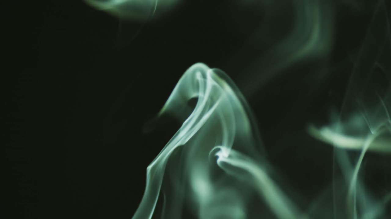 Video di nuvole di fumo verdi in movimento con spazio per il testo su sfondo nero