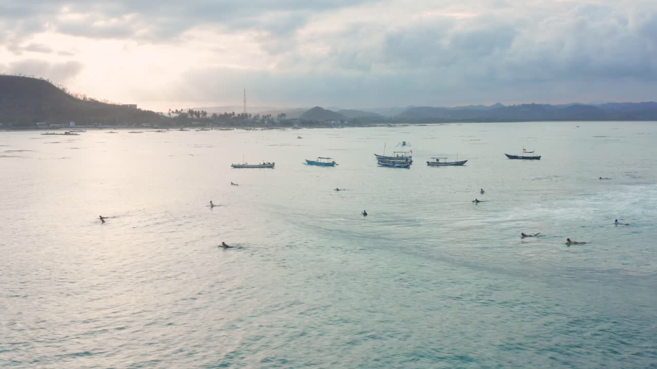 게루푹, 롬복의 서핑 명소 돈 돈에서 일몰에서 서핑