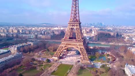 Volando-Hacia-Atrás-Revelando-La-Torre-Eiffel-Con-Cielo-Azul