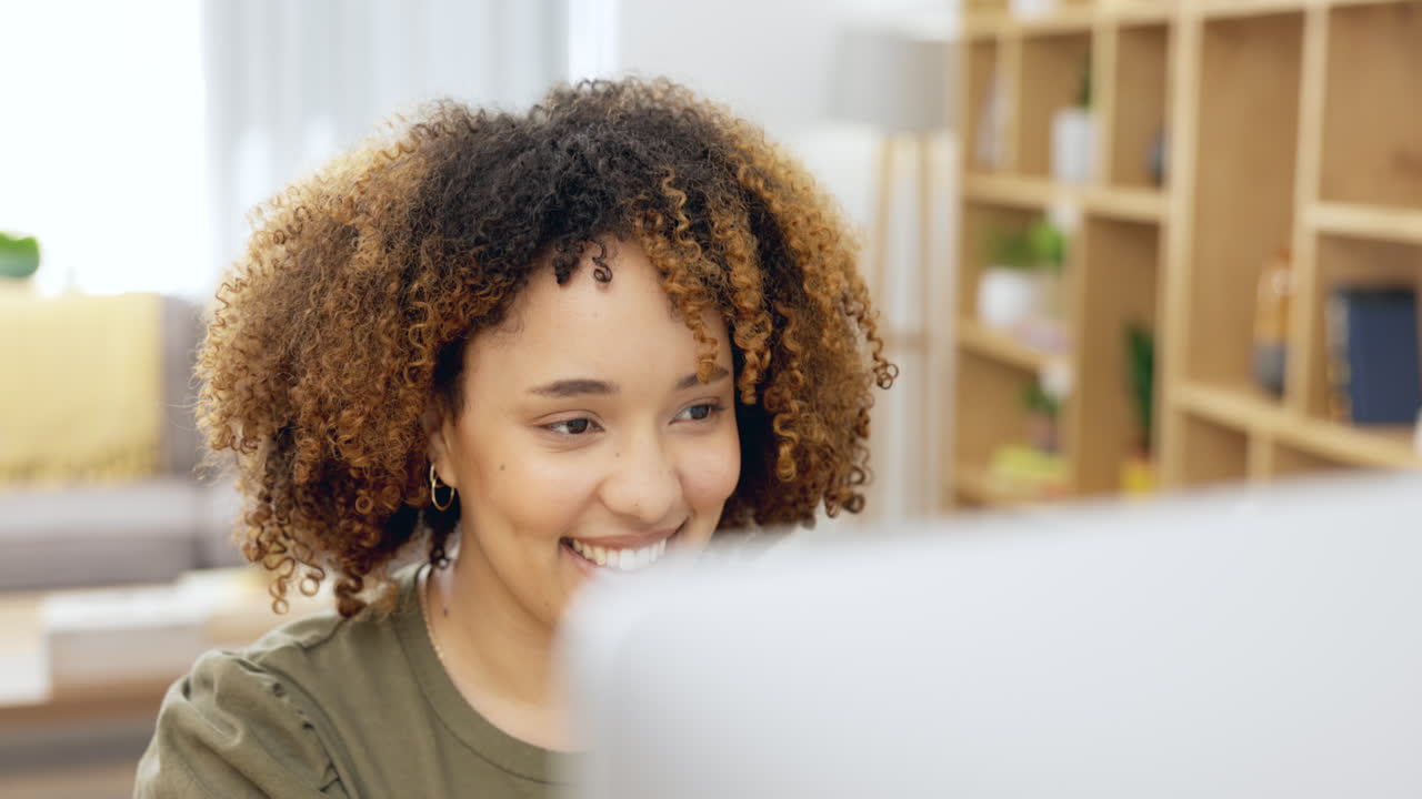 sonrisa de estudiante en línea, computadora
