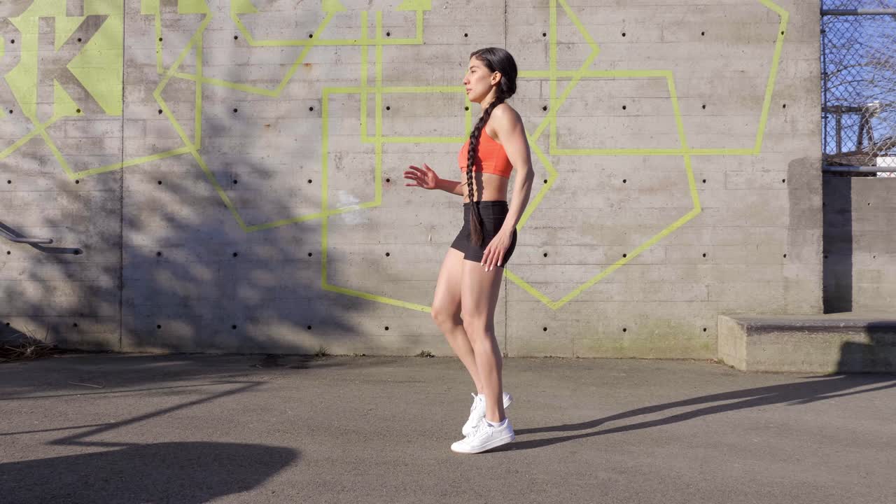 무술 운동을 발로 와이드 샷 젊은 운동 여자