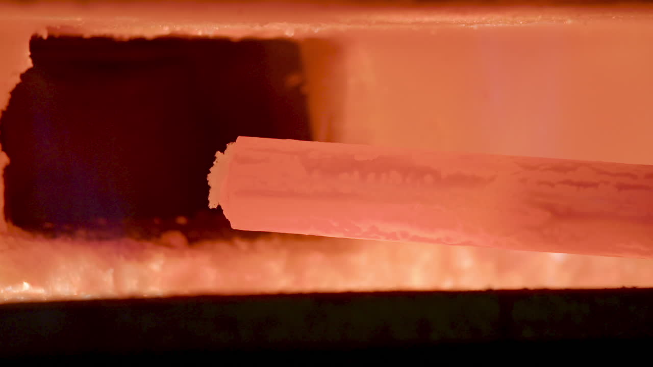 acero al rojo vivo dentro de la fragua del herrero