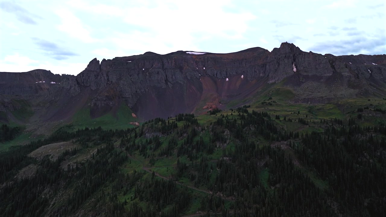 Yankee Boy Basin neve alpina alta Blue Lakes Telluride Ouray Colorado meridionale vista aerea con drone Montagne Rocciose Catena del San Juan paesaggio strada sterrata 4x4 a trazione integrale estate nuvole basse e piovose pomeriggio in avanti.