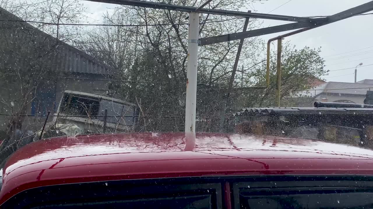 강우. 방울이 차의 지붕에 강하게 부혔습니다. 근접 촬영. 대기 강수. 도시에서 강우 시즌. 어두운 가을 회색 하늘.