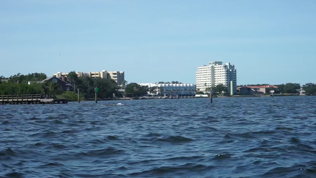 바다가 내려다보이는 부두에서 패닝