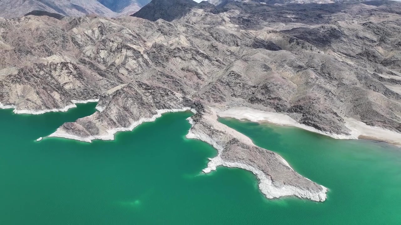 Paisagem aérea deslumbrante do Reservatório de Orto-Tokoy rodeado por montanhas, Quirguistão