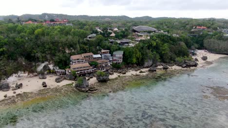 Alojamiento-Costero-De-Lujo-En-La-Playa-De-Arena-En-Padang-Padang-En-Bali,-Vista-Aérea