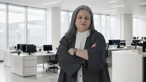 abogada india de alto rango de pie con las manos cruzadas