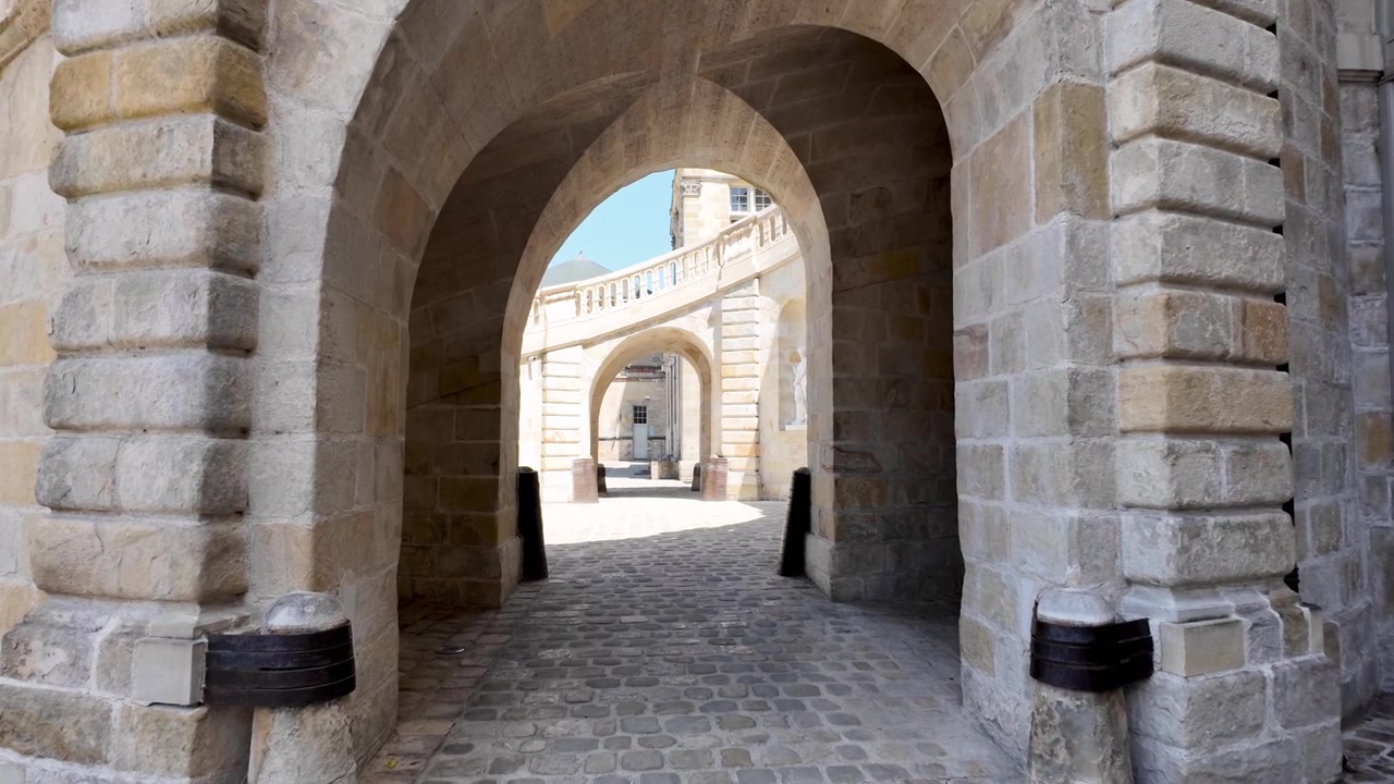Video al rallentatore di un passaggio a volta sotto l'iconica scalinata del Palazzo di Fontainebleau, un simbolo del patrimonio reale francese