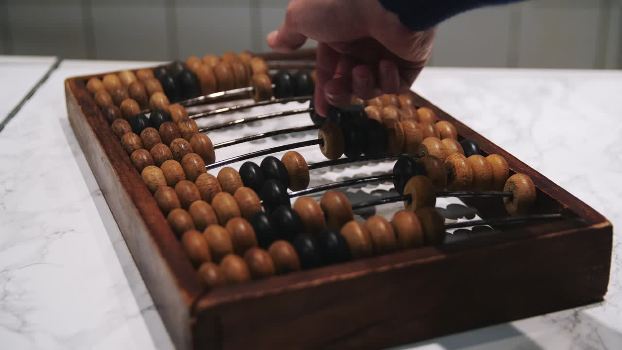 persona que usa un ábaco antiguo