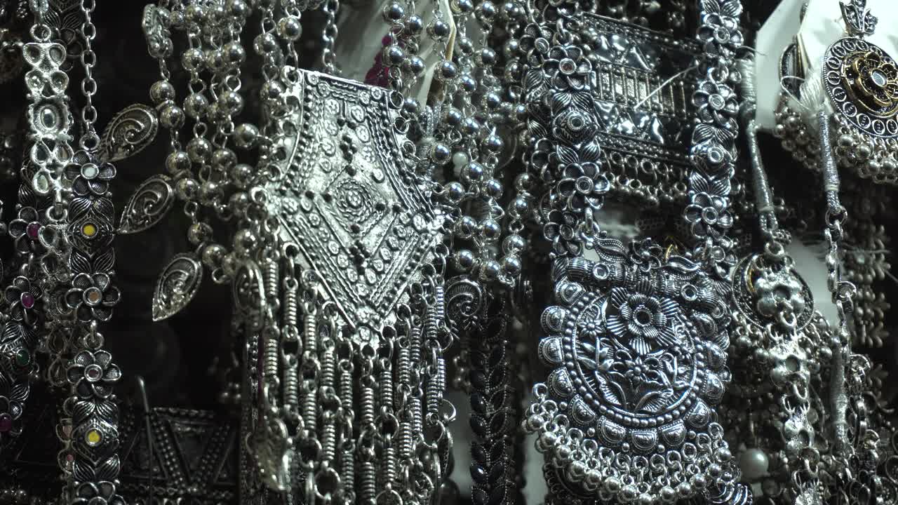 오픈 마켓에서 보석 장식품을 판매하는 것