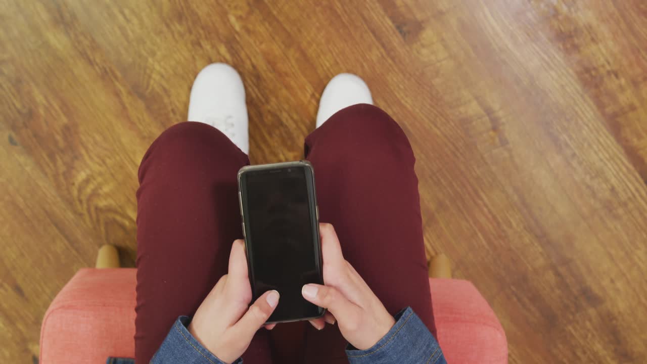 휴대폰을 사용하는 백인 여성