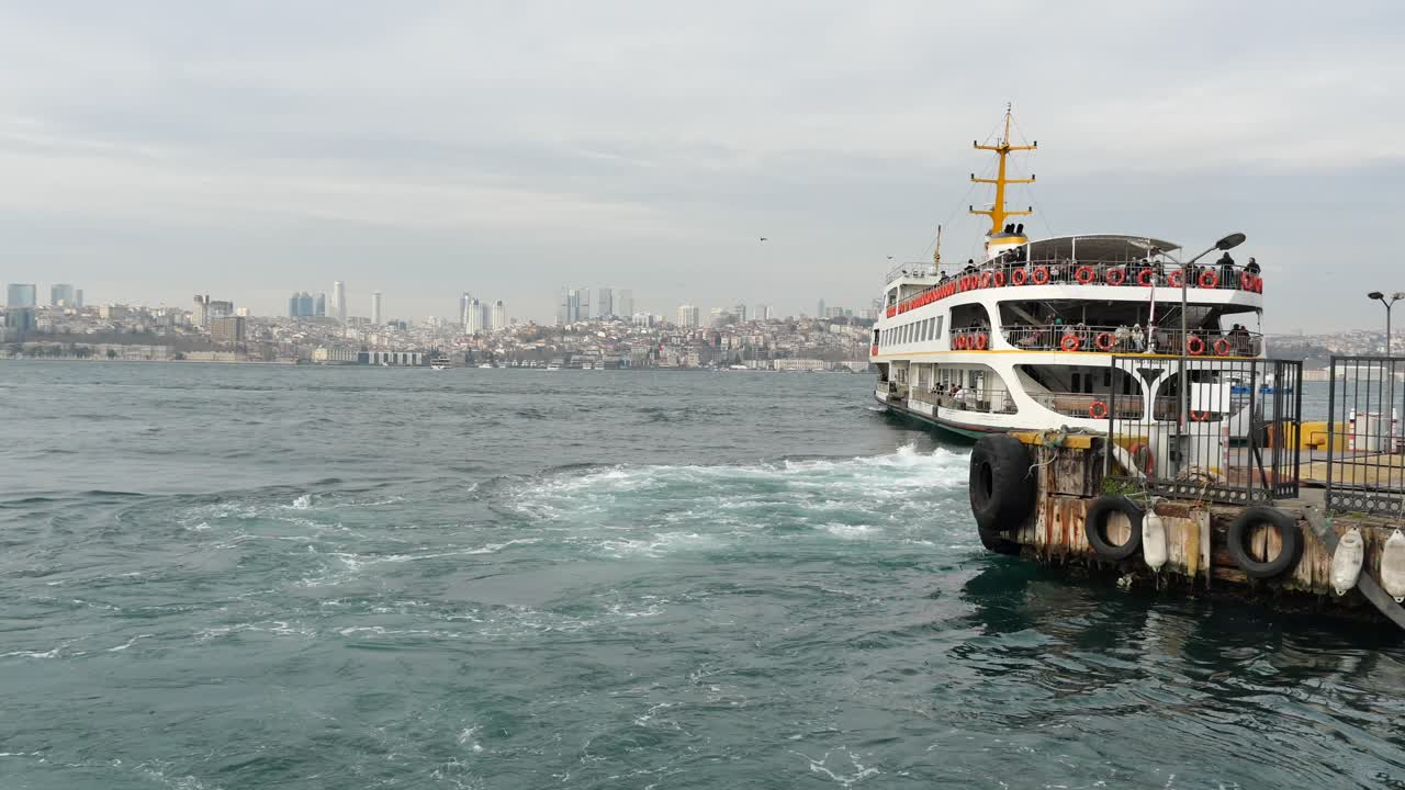 Traghetto nel Porto di Istanbul