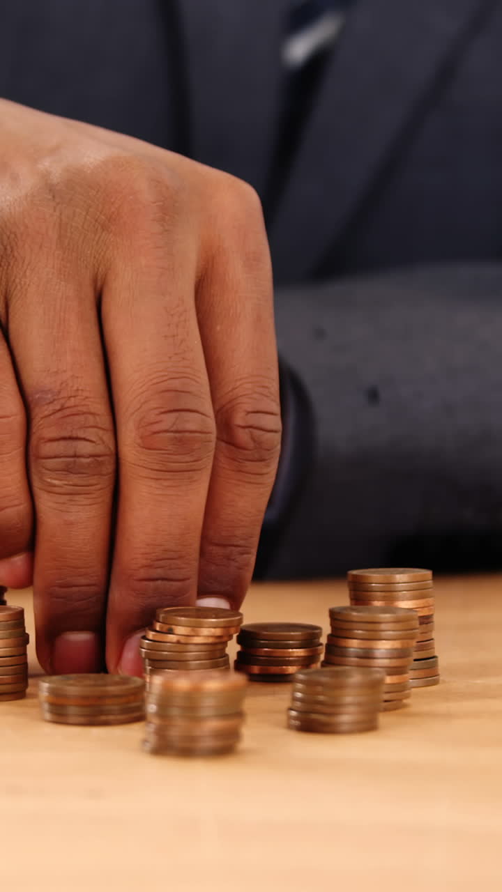 hombre de negocios con pilas de monedas