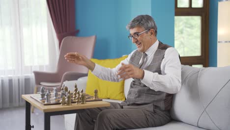el anciano que juega al ajedrez solo está encantado con su movimiento.