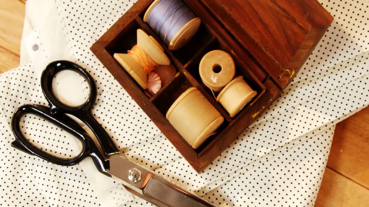 箱の中の糸のロールと剪刀のクローズアップ