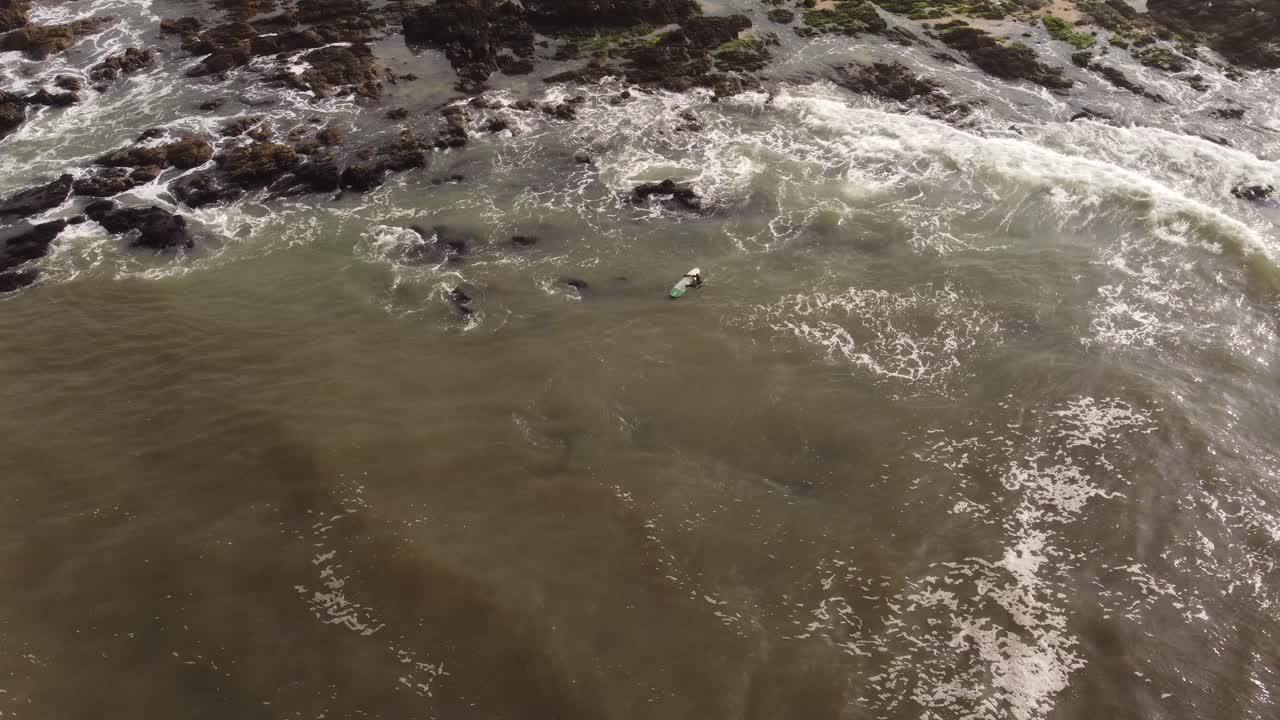 un surfista en el océano atlántico en la playa de punta del este