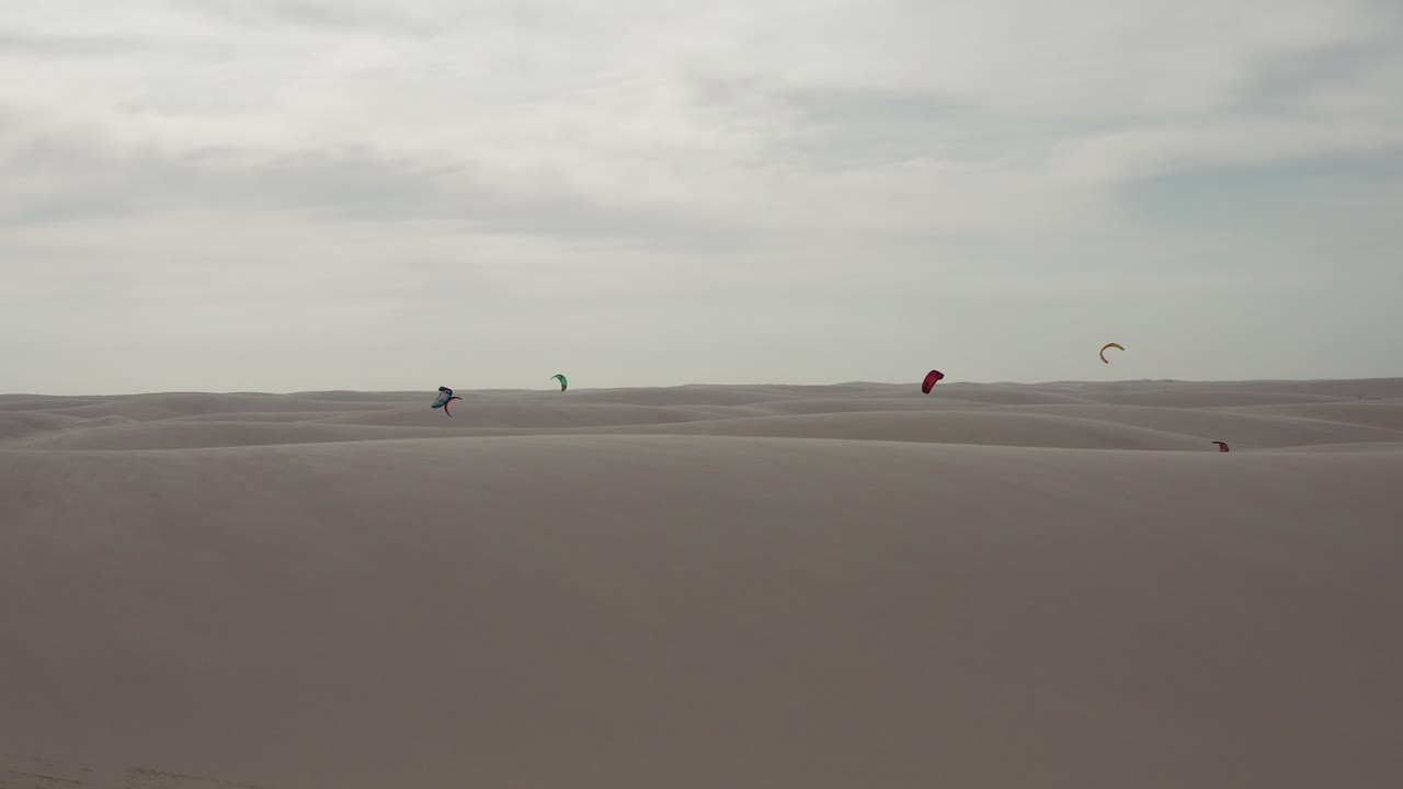 antena: kitesurf en las dunas de lencois maranhenses, norte de brasil
