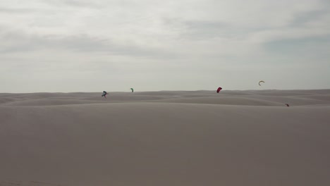 antena: kitesurf en las dunas de lencois maranhenses, norte de brasil