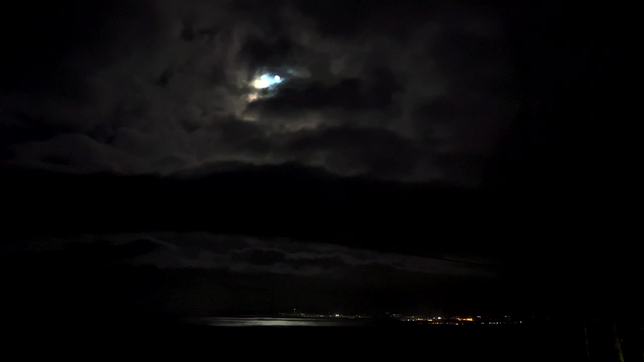 Luna misteriosa dietro le nuvole, luna piena, luce notturna spettrale di Halloween