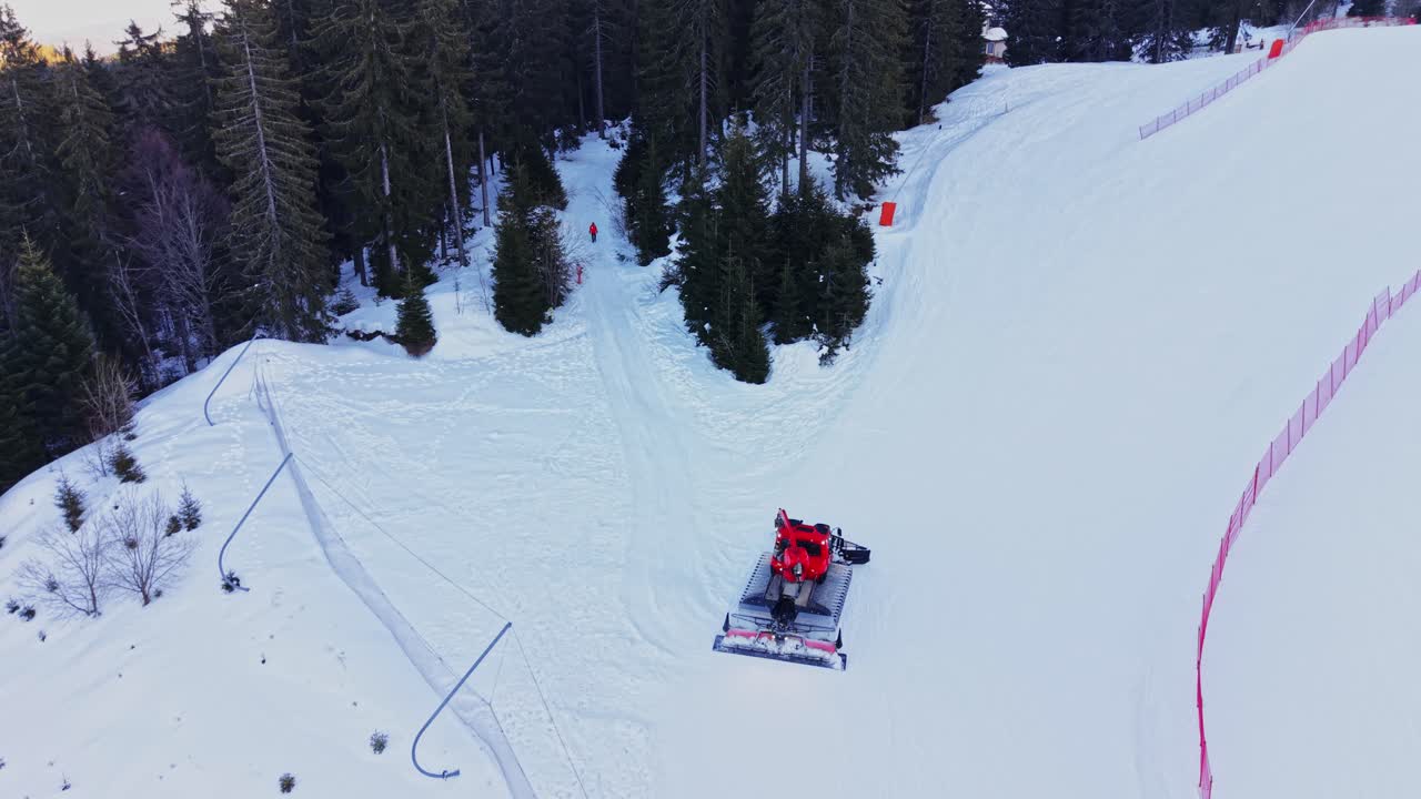 Battipista che lavora sulle piste da sci nei Carpazi, Bulgaria.