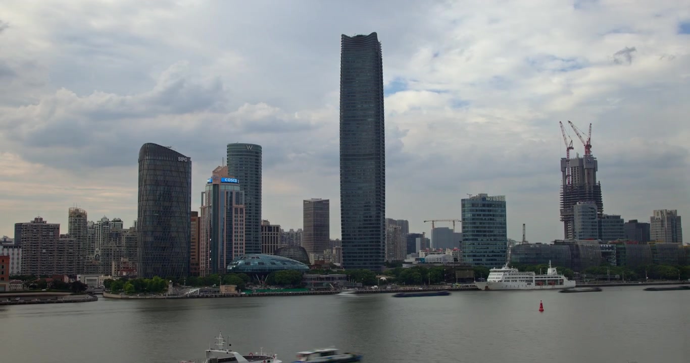 Time lapse dello skyline di Shanghai con traffico fluviale
