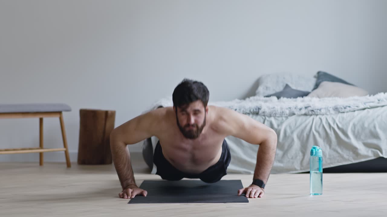 hombre haciendo flexiones en casa