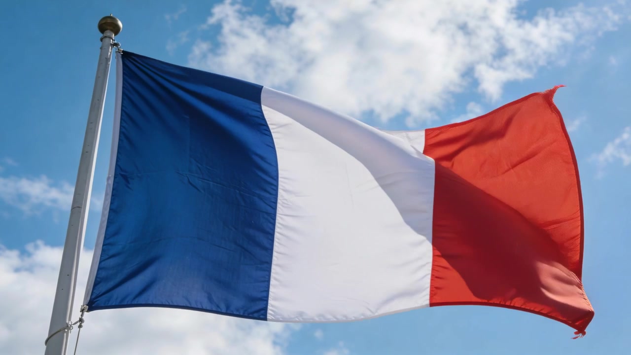 Bandiera tricolore sventolante che si gonfia per il vento impetuoso vicino alla base del puntale di un'asta metallica, con clip e cuciture.