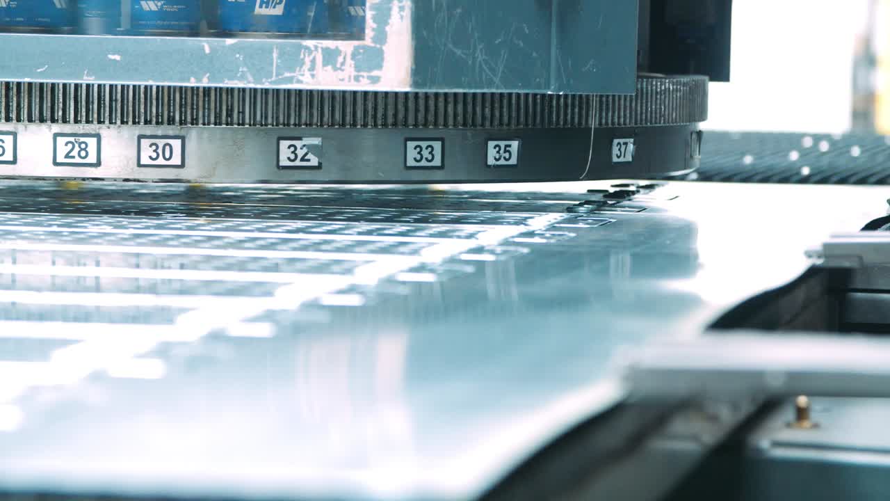 생산 라인에서 일하는 금속 구 ⁇  공업 기계. 구 ⁇  프레스