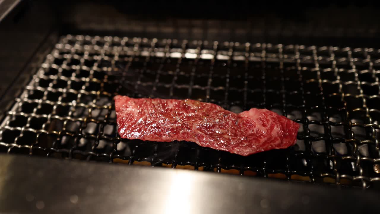 와이어 랙에서 스테이크를 는 타임 스