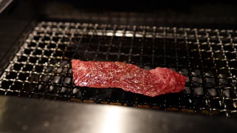 el lapso de tiempo de un filete a la parrilla en un estante de alambre
