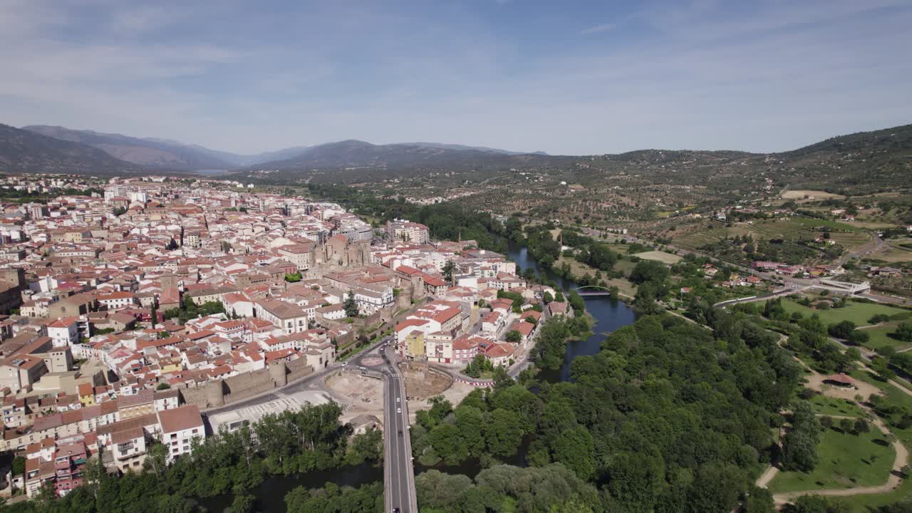tomada aérea en órbita de la pintoresca municipalidad de plasencia cerca de caceres por el río jerte, españa