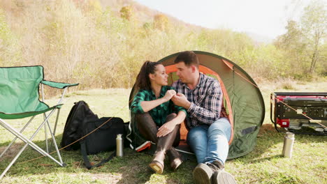 Atractiva-Pareja-Joven-Abrazándose-En-Un-Cómodo-Camping