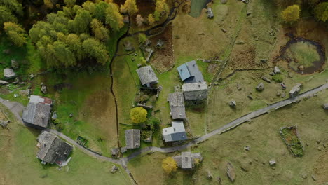 ojo de pájaro ascendente pueblo alpino le monal savoie francia, paisaje verde de otoño, casas de piedra